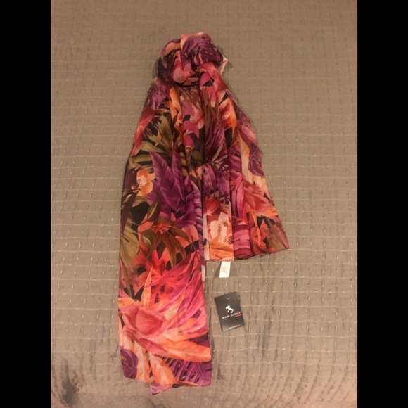 Accessories - Beautiful new with tags made in Italy scarf